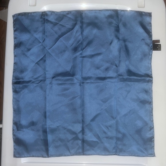 Guy Laroche 100% silk pocket square in excellent condition - Picture 6 of 7